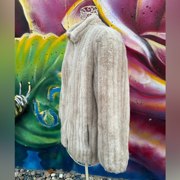 Vintage Faux Fur Coat with Unique Sleeves & Banded Collar - Medium - Picture 3 of 9